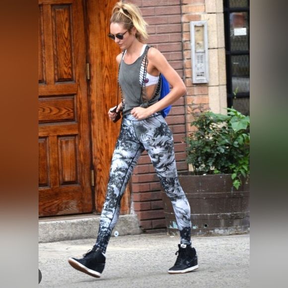 Pre-owned Nike Women's Dunk Sky Hi Embossed Sneaker, Black, 6.5 - Picture 15 of 17